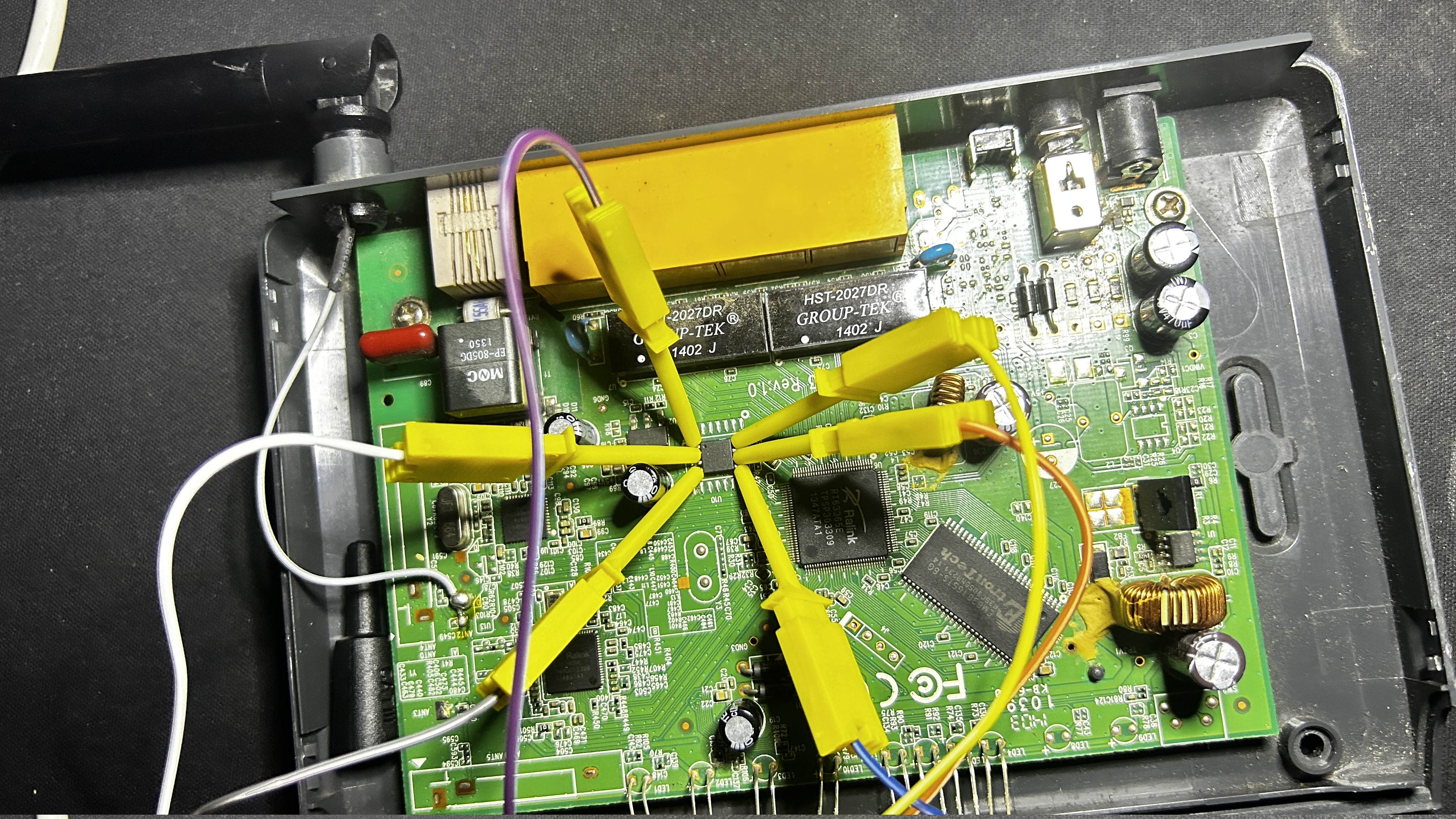 Connecting the SOIC8 test clip to an SPI flash chip using the CH341A programmer.